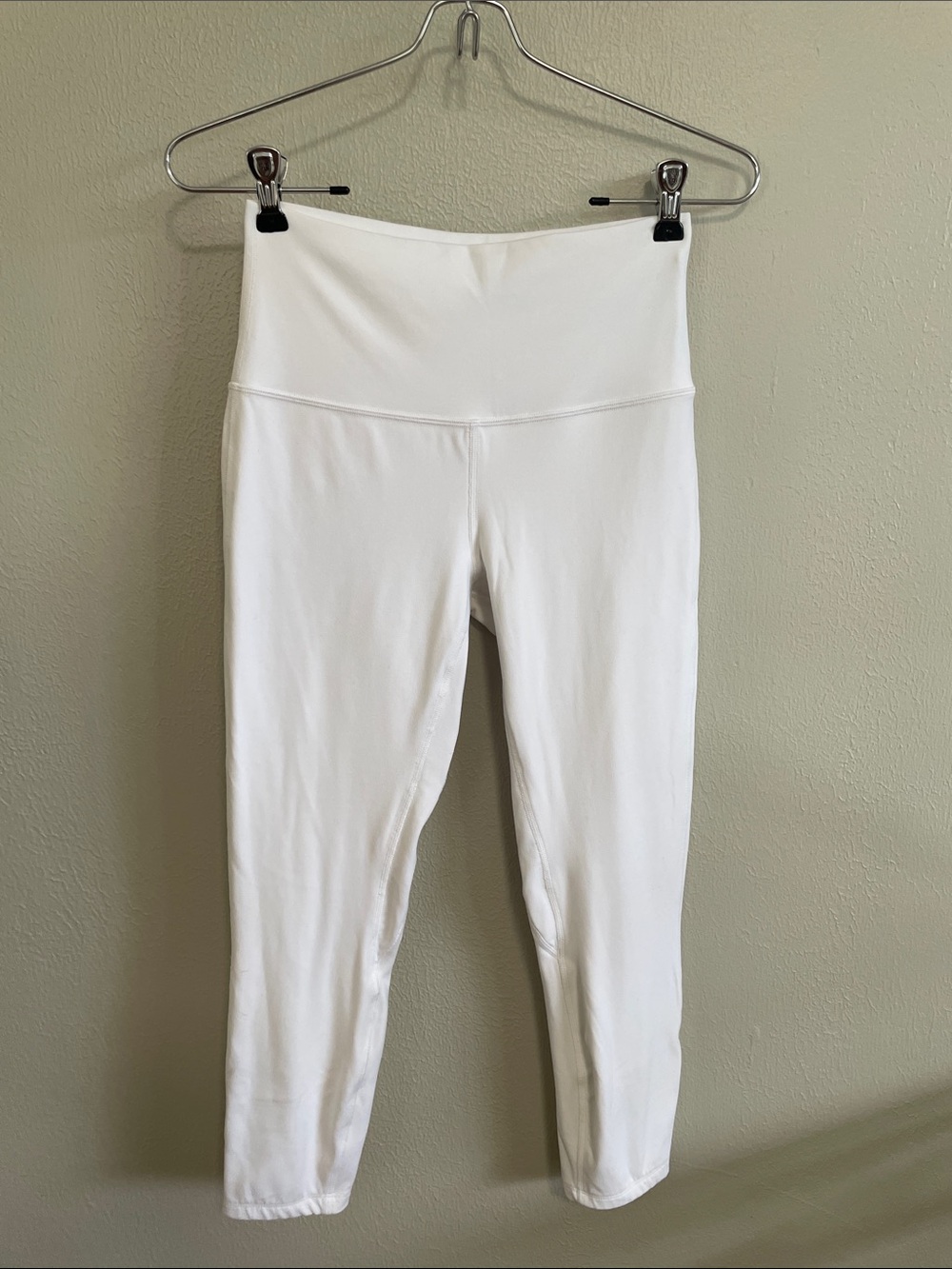 Size 6, Align double lined White Lululemon Align 25" length
